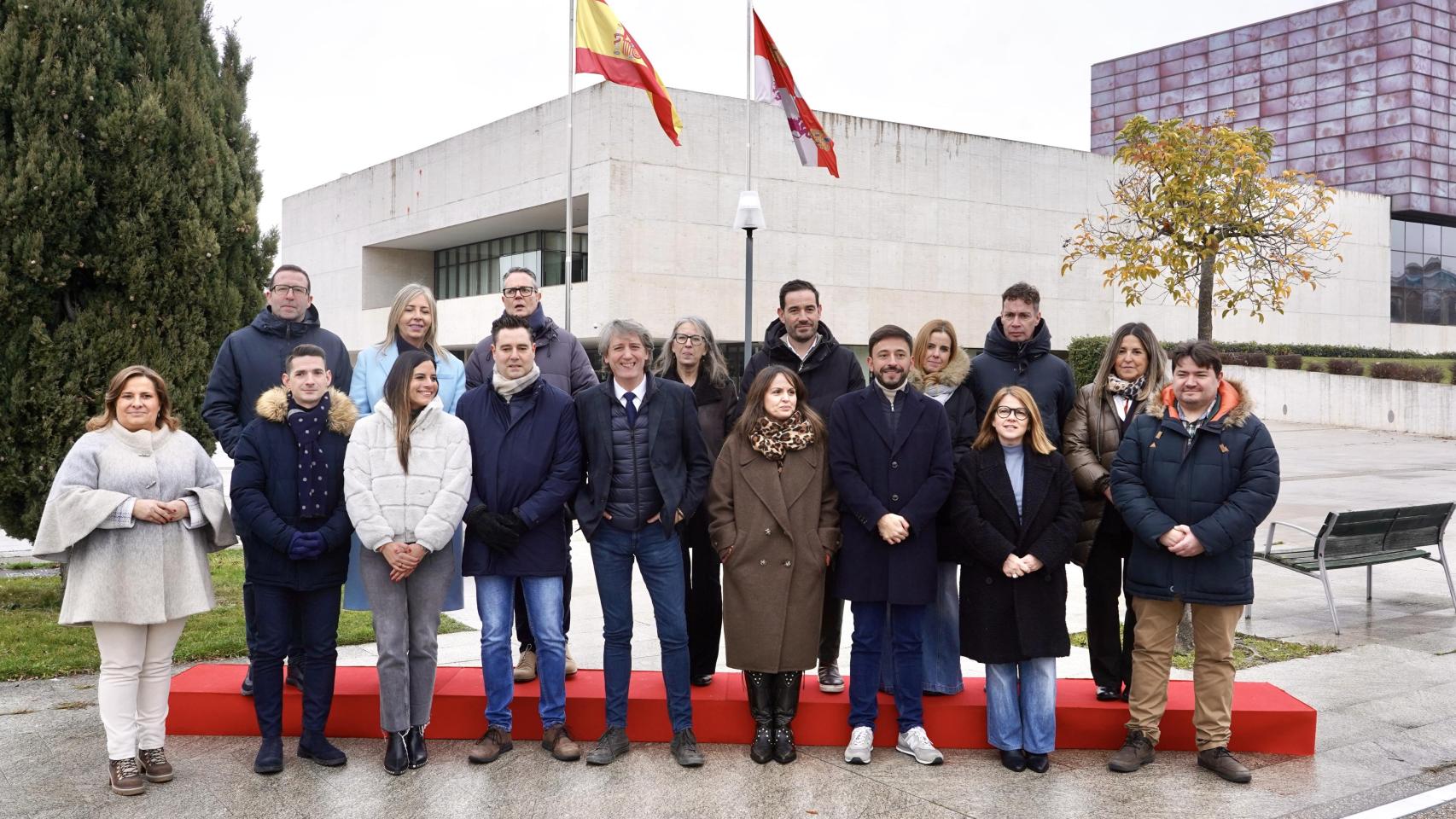El secretario general del PSOECyL, Carlos Martínez, juntos a los candidatos socialistas en cada provincia a las elecciones autonómicas de marzo, este miércoles ante las Cortes
