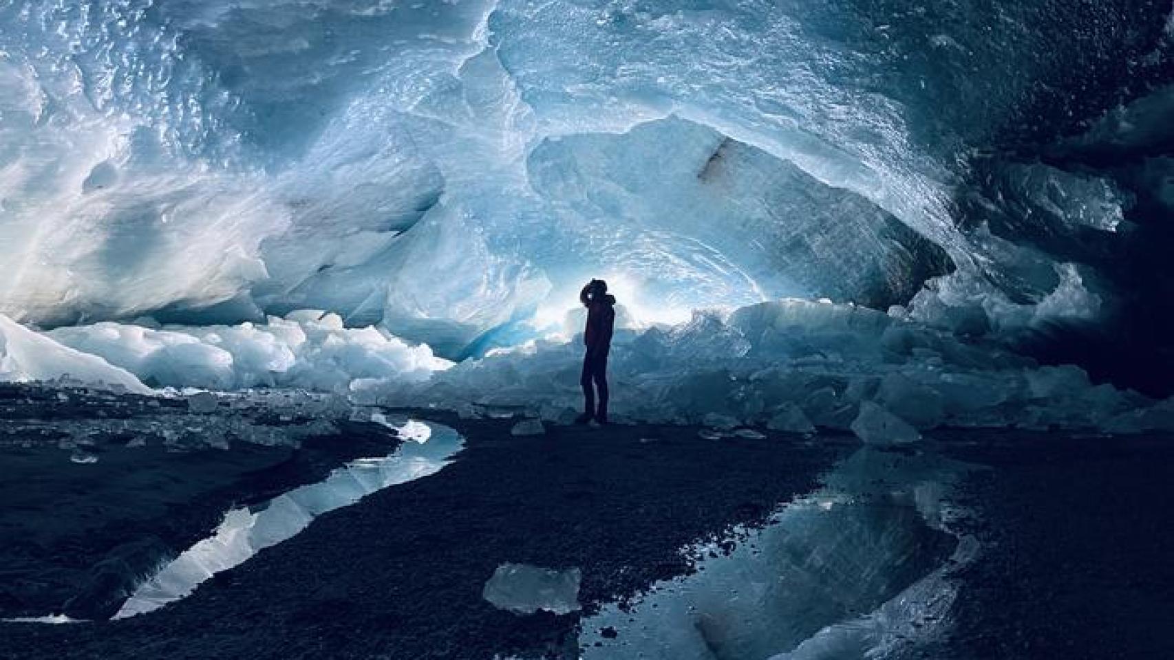 Una cueva en el  glaciar Morteratsch en Suiza.