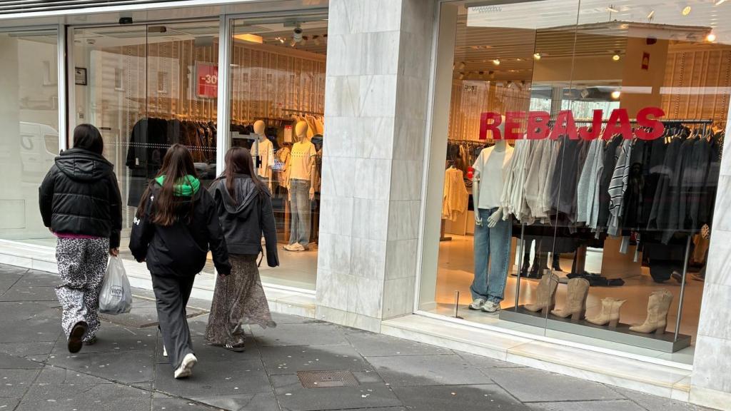 Un grupo de amigas entrando en una tienda con rebajas