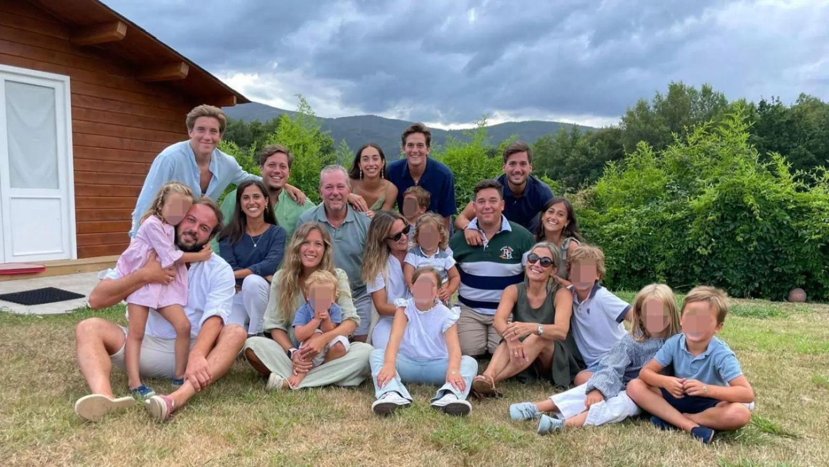 Berta y Eduardo con su familia.