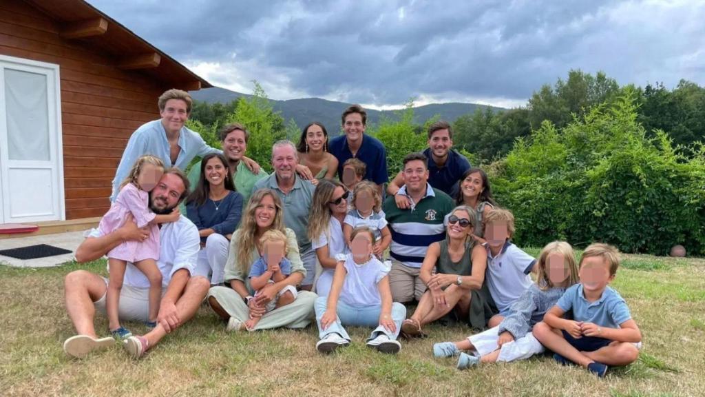 Berta y Eduardo con su familia.