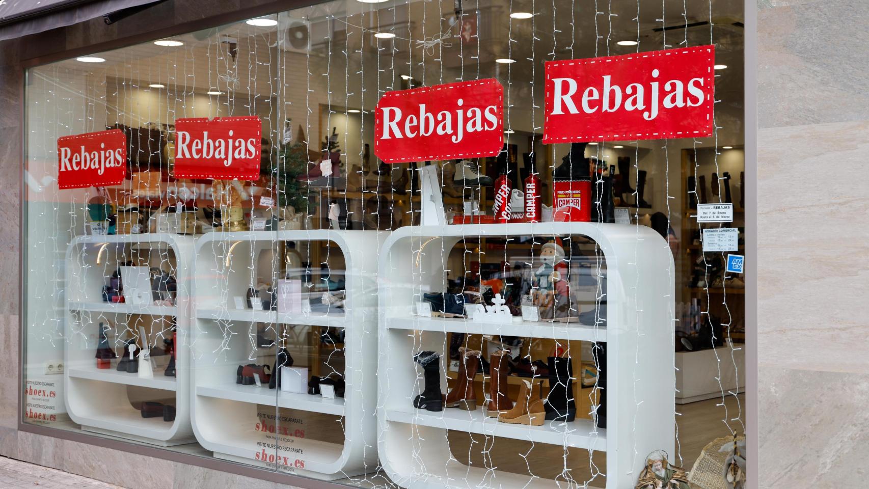 Imagen de un comercio de Toledo en rebajas.