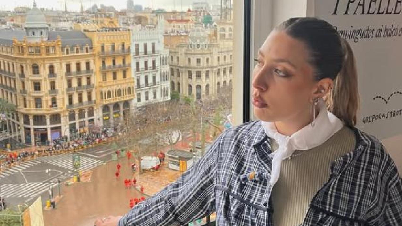 Emiliana, uruguaya, antes de una mascletà. EE