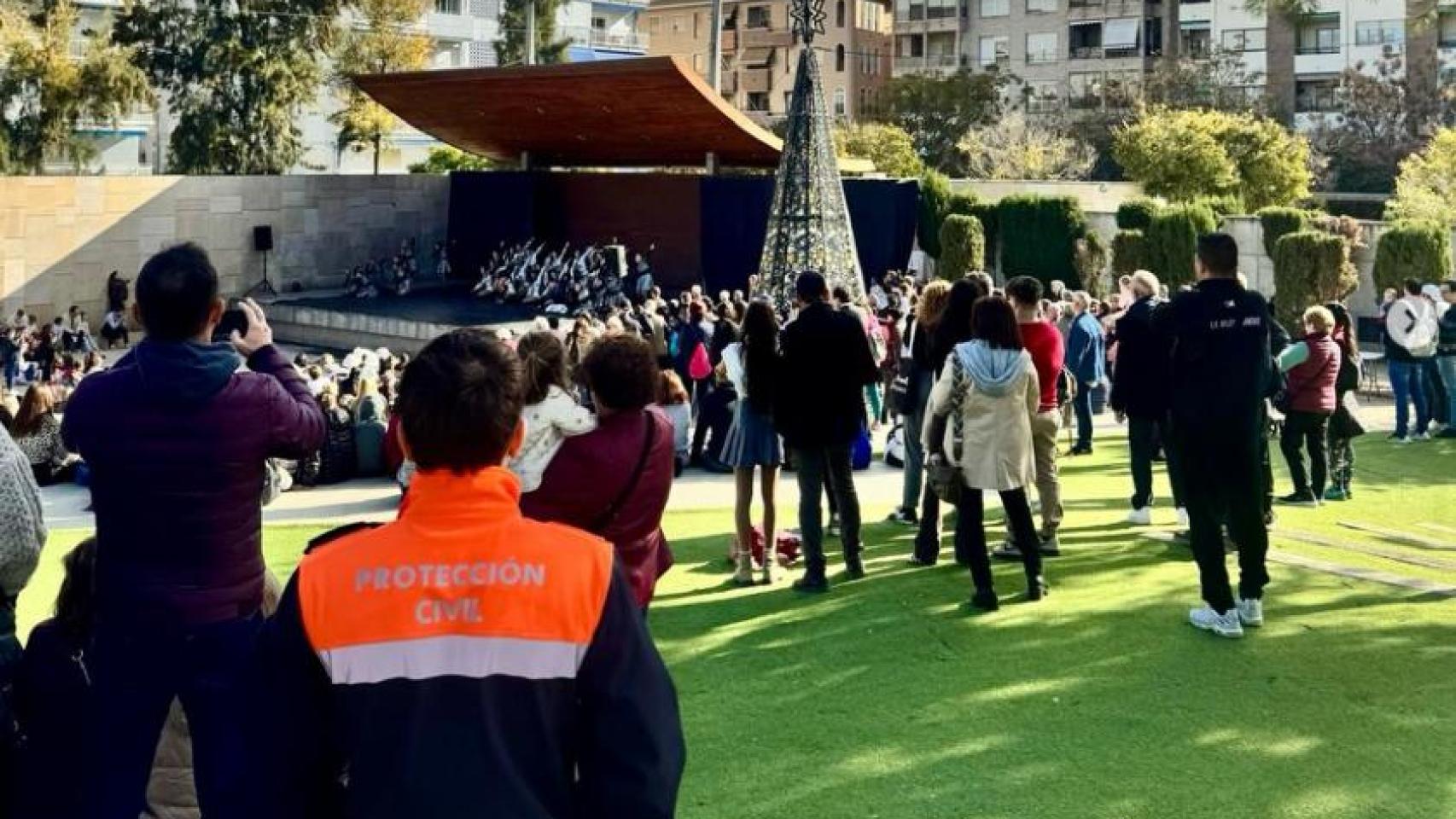 Un voluntario de Protección Civil de Villajoyosa, estas Navidades en un acto.