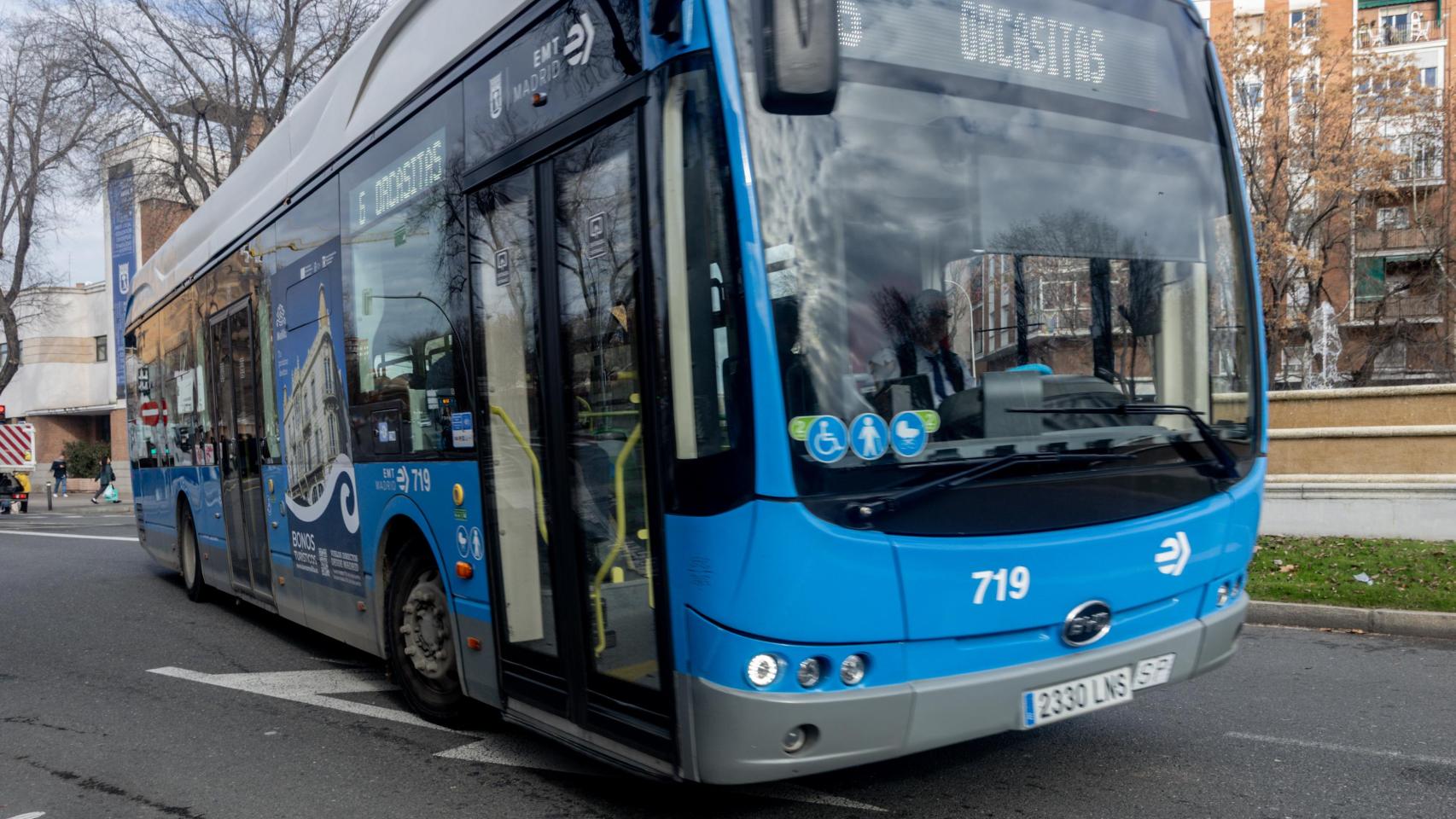 Un autobús de la EMT por las calles de Madrid.