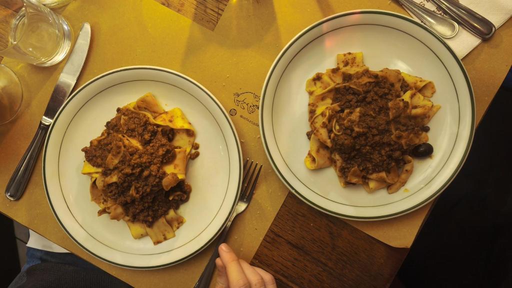 Dos platos de pappardelle al ragù di cinghiale en Osteria del Cinghiale Bianco.