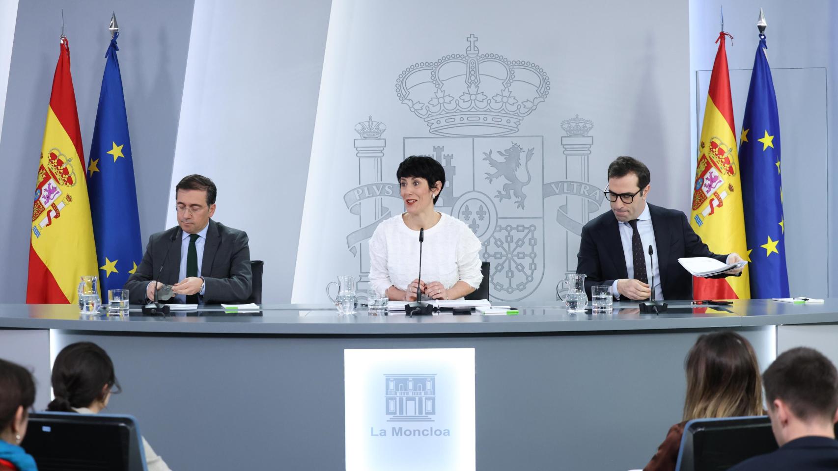 La ministra de Seguridad Social, Inclusión y Migraciones y portavoz del Gobierno, Elma Saiz (c), acompañada por el ministro de Economía, Comercio y Empresa, Carlos Cuerpo (d) y el ministro de Asuntos Exteriores, Unión Europea y Cooperación, José Manuel Albares (i), ofrece una rueda de prensa tras el primer Consejo de Ministros del año.