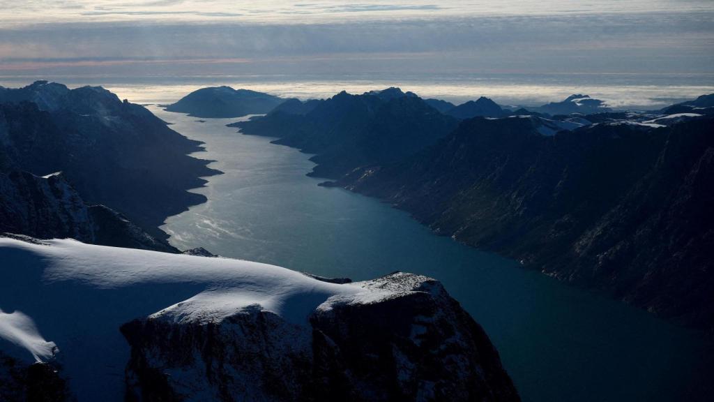 Vista aérea de un fiordo en Groenlandia