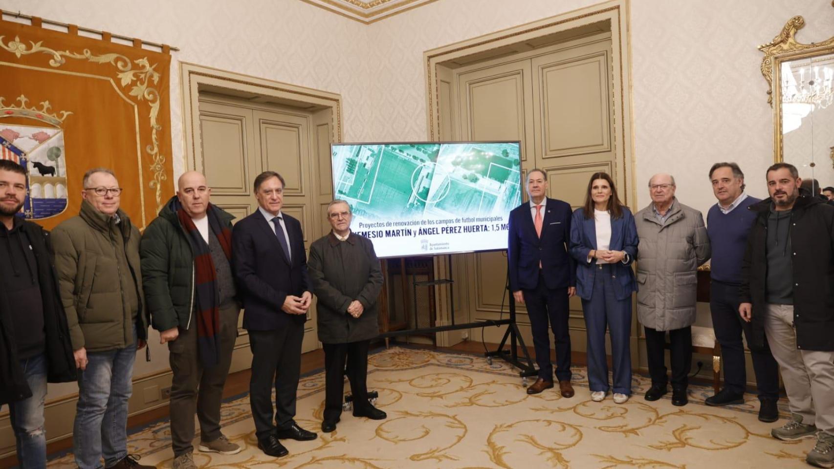 El alcalde de Salamanca, Carlos García Carbayo, presenta los proyectos, acompañado por representantes de clubes y de la Delegación Salmantina de Fútbol