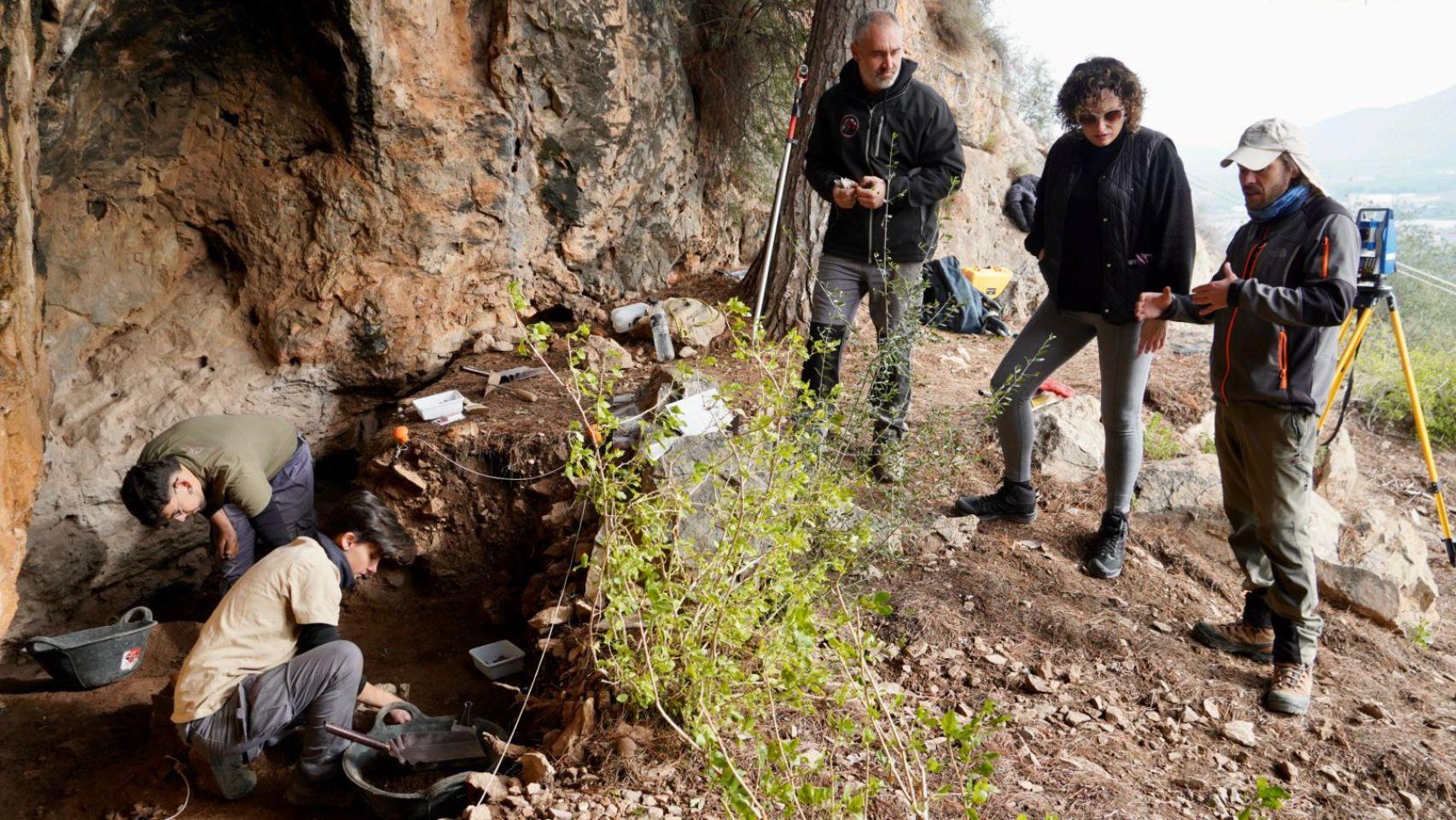María José Gil, concejal del Ayuntamiento de Santomera, en el Abrigo de la Capilla, para conocer los trabajos de excavación de la Asociación Patrimonio Santomera.