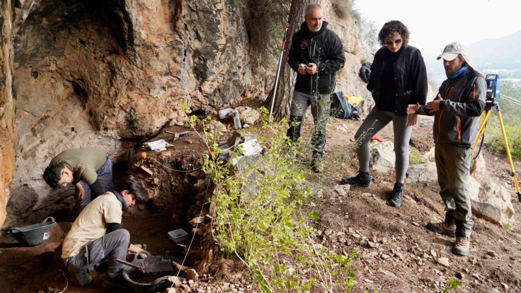 María José Gil, concejal del Ayuntamiento de Santomera, en el Abrigo de la Capilla, para conocer los trabajos de excavación de la Asociación Patrimonio Santomera.