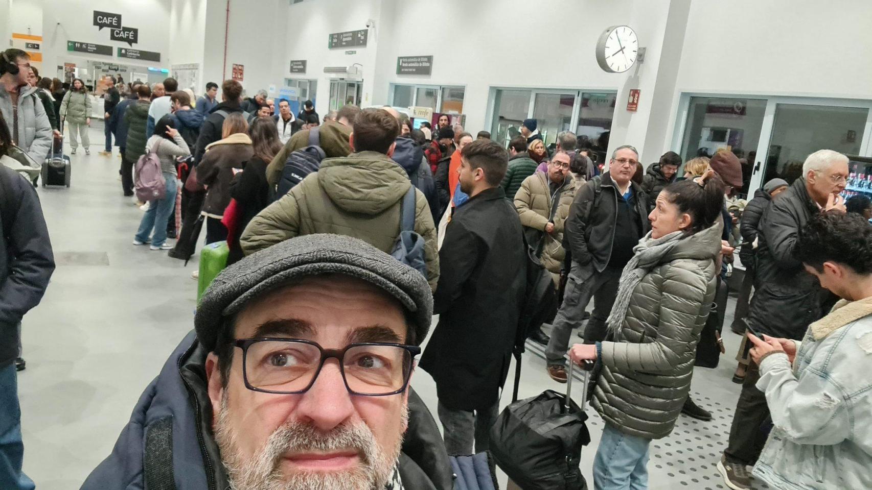Un usuario de tren en la estación de tren de A Coruña durante un retraso