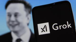 Imagen de Elon Musk junto al logo de su empresa de inteligencia artificial xAI y su producto Grok.