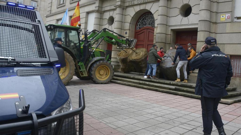 Ganaderos bloquean con paja la entrada de la Subdelegación del Gobierno en Ourense