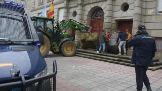 Ganaderos bloquean con paja la entrada de la Subdelegación del Gobierno en Ourense