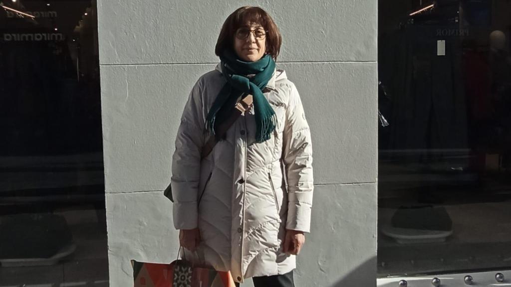 Laura, autónoma de 63 años, posando frente al Zara de la Calle Preciados