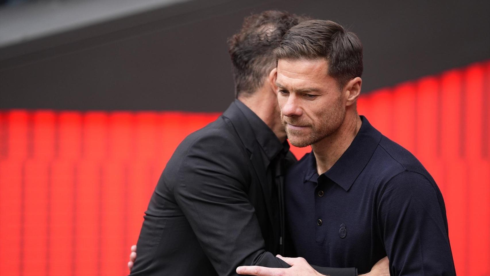 Xabi Alonso, saludando a Simeone antes del derbi del pasado mes de septiembre
