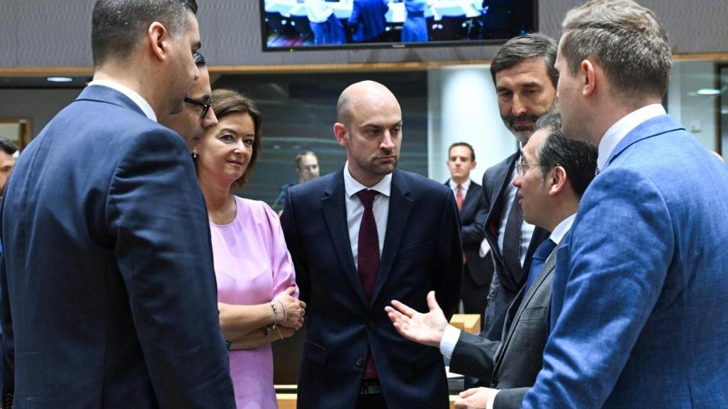 El ministro francés de Exteriores, Jean-Noël Barrot, (en el centro de la imagen) conversa con José Manuel Albares durante una reunión en Bruselas