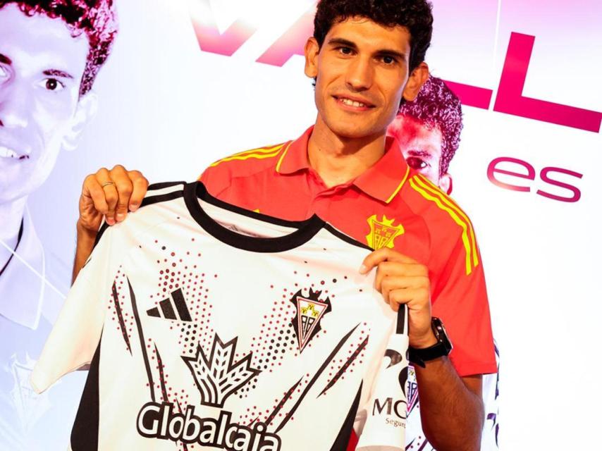 Vallejo fichó por el Albacete en julio de 2025.
