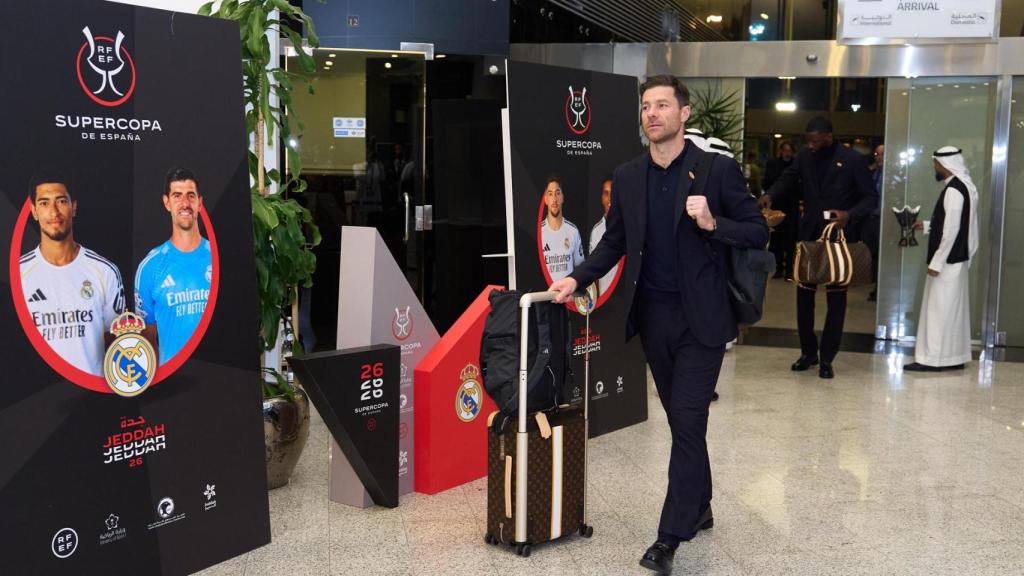 Xabi Alonso, a la llegada de la expedición del Real Madrid a Jeddah