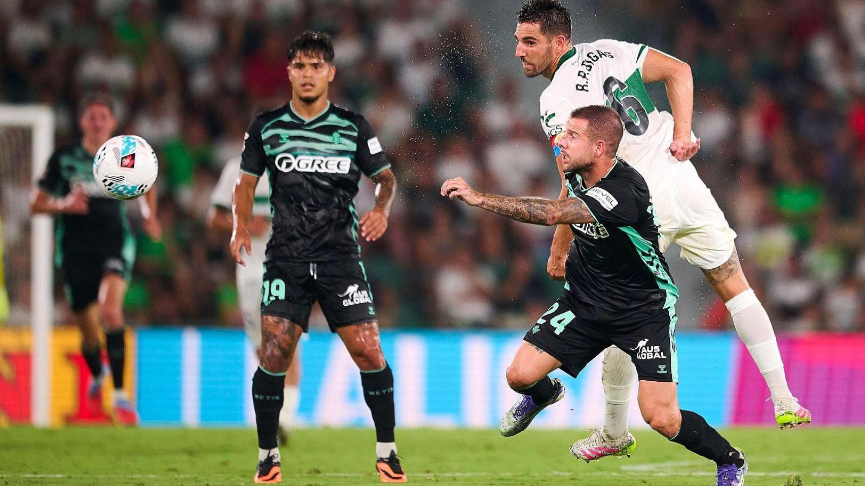 Bigas despeja ante un jugador del Betis en el último partido entre ambos equipos disputado en agosto.