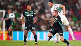 Bigas despeja ante un jugador del Betis en el último patido entre ambos equipos disputado en agosto.