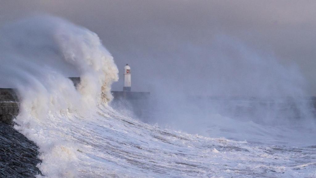 Imagen de archivo de olas del mar rompiendo contra la costa.