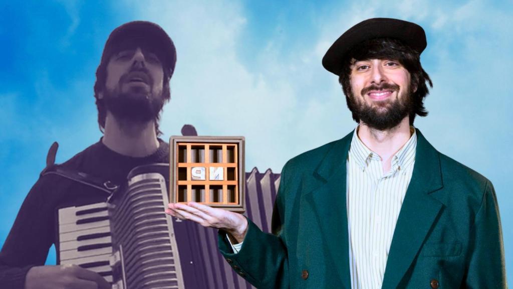 David Uclés tocando el acordeón en París. A la derecha, ayer con el Premio Nadal. Foto: EFE. Diseño: F.D.Q.