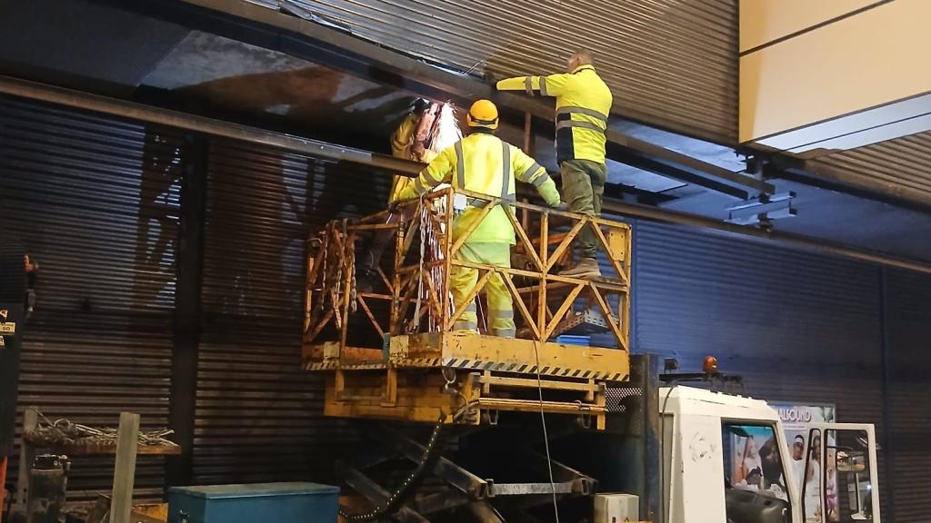 Operarios trabajan en arreglar la avería de Metrovalencia. Metrovalencia