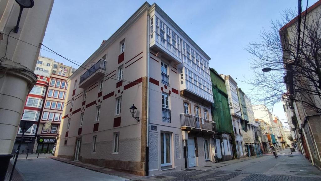 Edificio rehabilitado con viviendas a la venta en el Orzán.