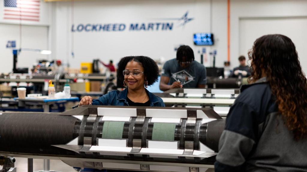 Empleados de Lockheed Martin en la línea de producción de un misil PAC-3