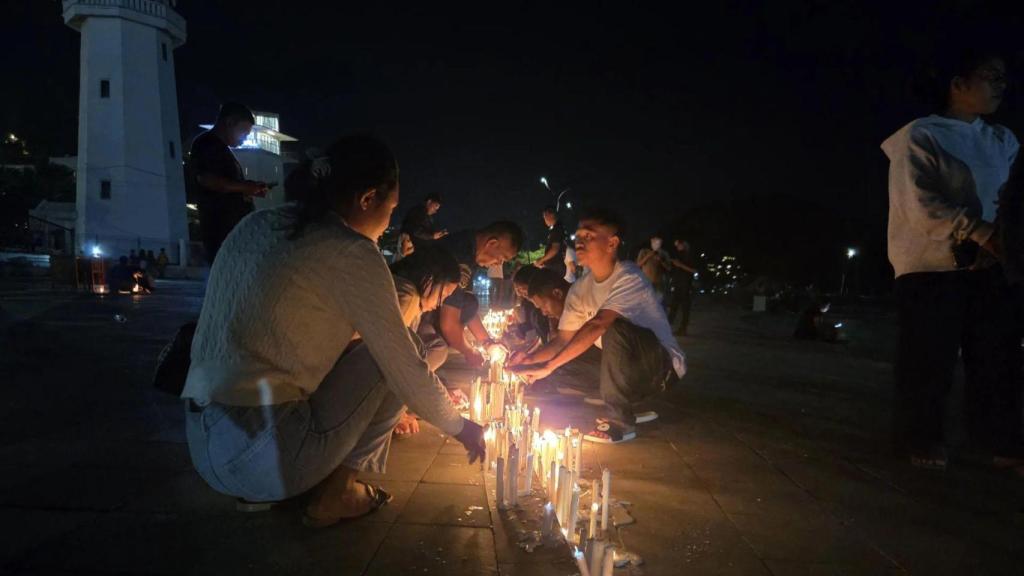 Vigilia en Indonesia por los españoles desaparecidos en el naufragio.