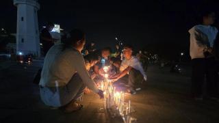 Vigilia en Indonesia por los españoles desaparecidos en el naufragio.