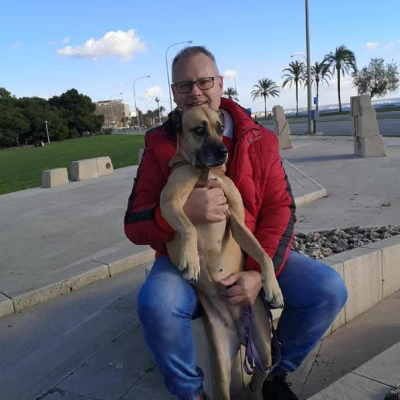 Ronald, junto a su perro, en la imagen que sus familiares han colgado en la web del 'crowdfunding'.