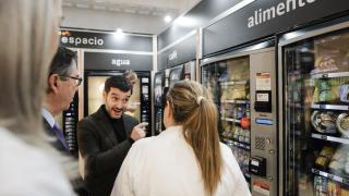 El ministro de Derechos Sociales, Consumo y Agenda 2030, Pablo Bustinduy, junto a una maquina expendedora, durante una visita al Hospital Nacional de Parapléjicos.