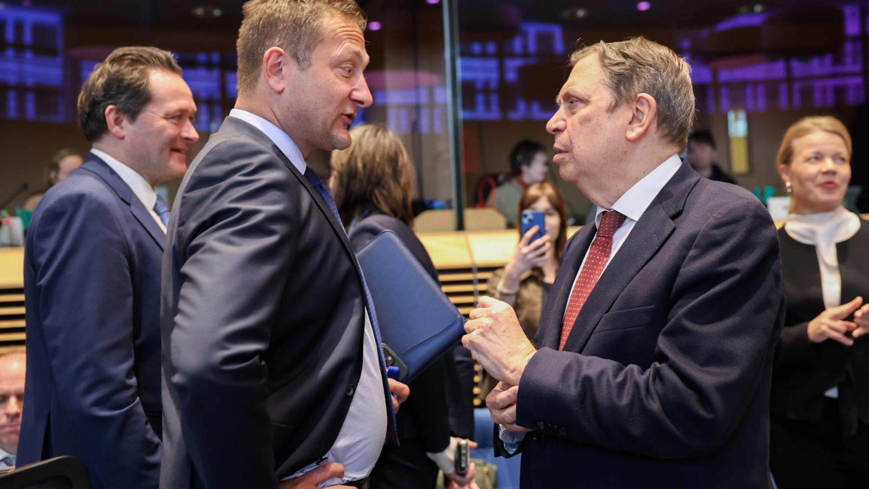 El ministro de Agricultura, Luis Planas, conversa con el comisario del ramo, Christophe Hansen, durante la reunión de este miércoles en Bruselas