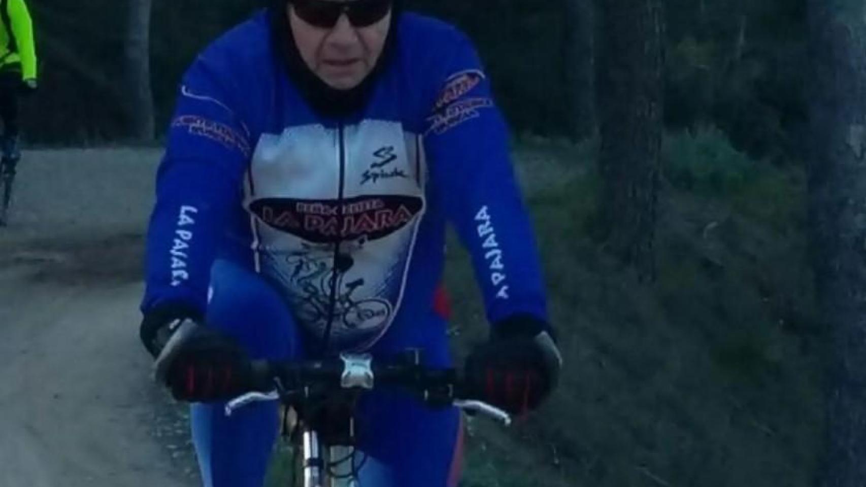 Antonio, cabo de bomberos jubilado en el parque del Infante en Murcia, cubriendo una ruta ciclista.