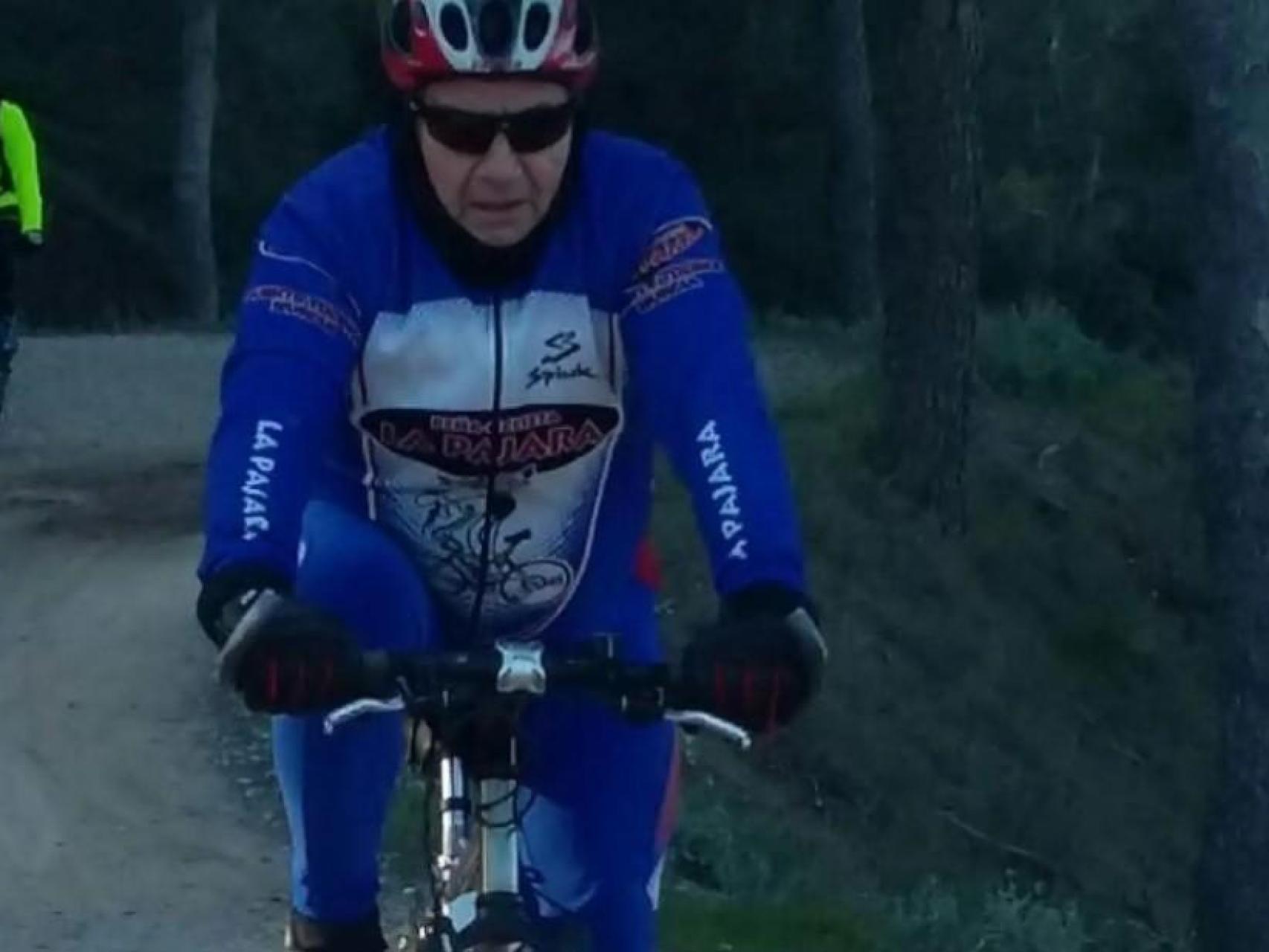 Antonio, cabo de bomberos jubilado en el parque del Infante en Murcia, cubriendo una ruta ciclista.