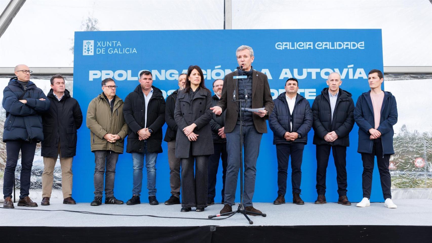 El presidente da Xunta, Alfonso Rueda, acompañado de la conselleira de Vivenda e Planificación de Infraestruturas, María Martínez Allegue, asiste al acto de pesentación del proyecto de prolongación de la autovía de la Costa da Morte