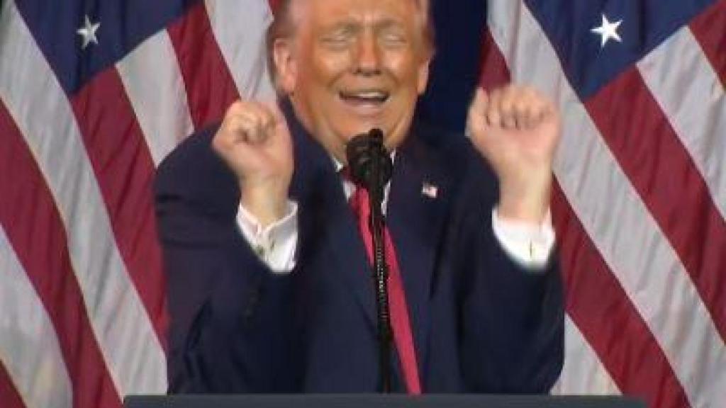 Outro gesto de Donald Trump durante seu discurso.