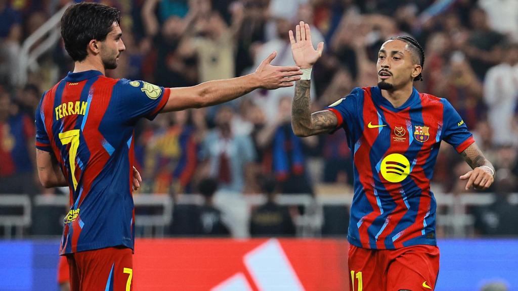 Raphinha celebra uno de sus goles con Ferran Torres.
