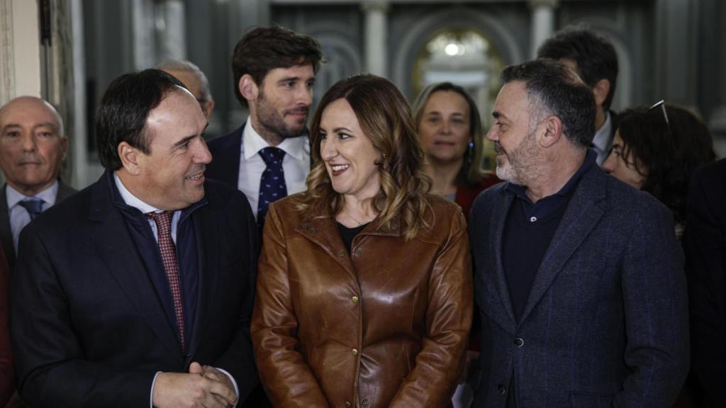 Pérez Lorca, Catalá e o vice-presidente José Díez, esta quarta-feira na Câmara Municipal. EFE/Bil Aliño