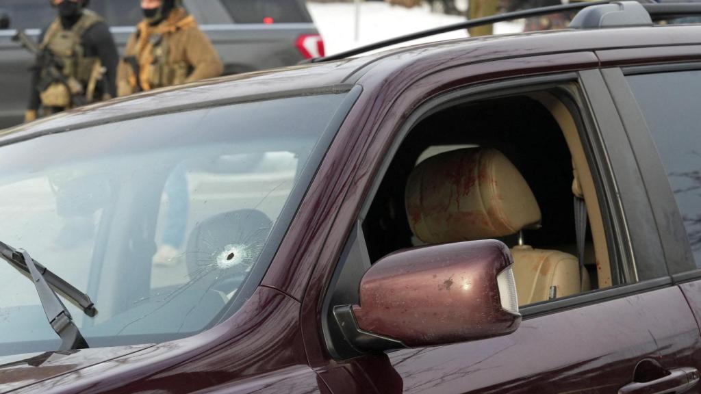 Cristal del vehículo en el que se encontraba la mujer que fue asesinada.