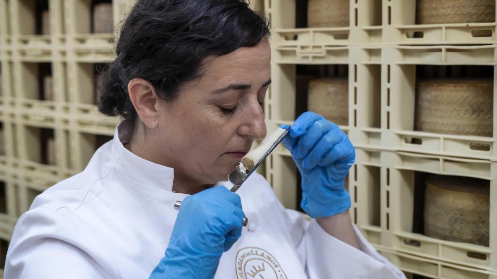 Paqui Cruz en la Quesería Dehesa de los Llanos.