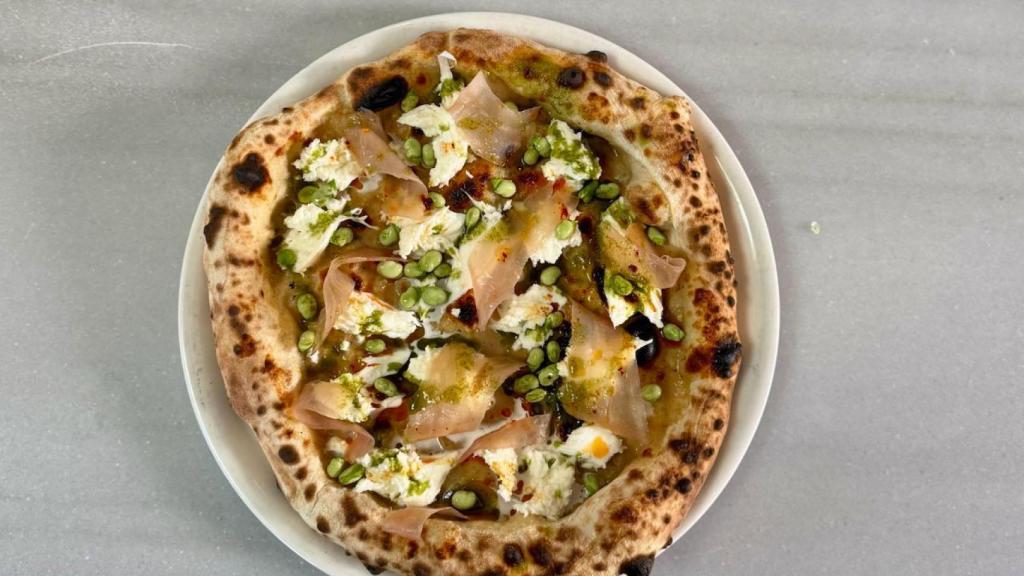 La pizza de conejo curado, aceite de chiles, salsa de conejo al ajillo, habitas y su pesto y mozzarella de Carlos Casillas ya está disponible.