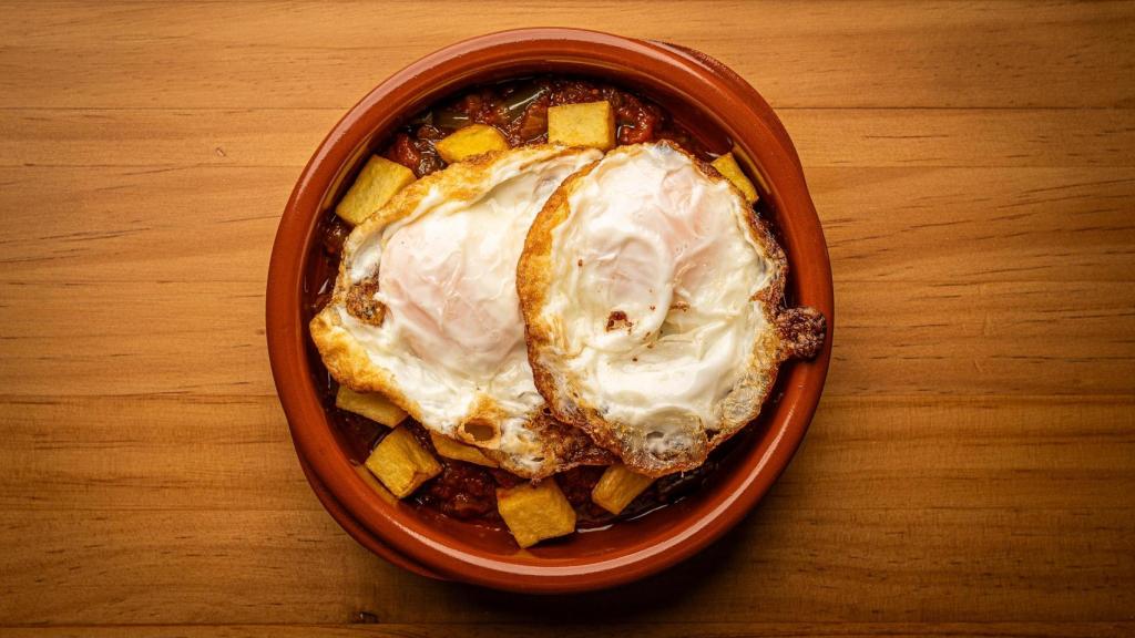 Pisto con patatas y huevos puntillosos.