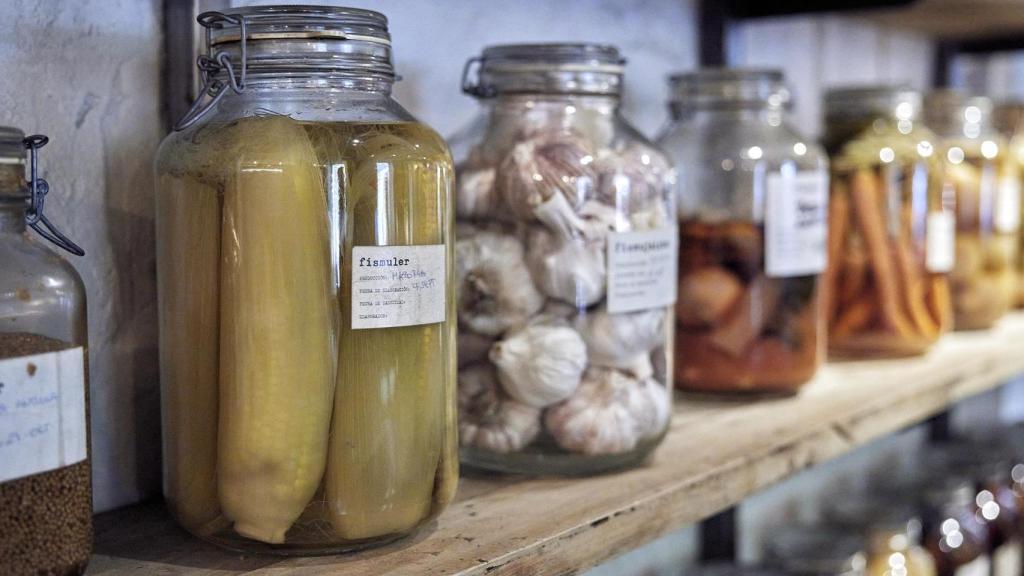 La despensa con encurtidos y fermentos siempre a punto en Fismuler.