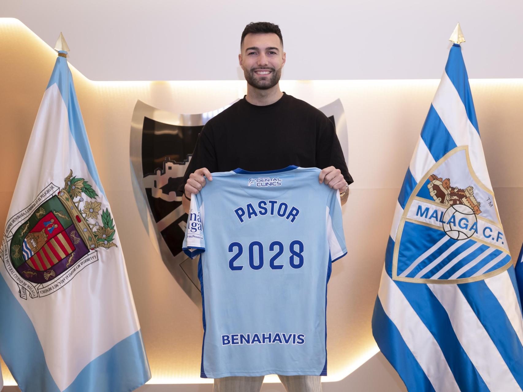 Álex Pastor posa con la camiseta del Málaga CF
