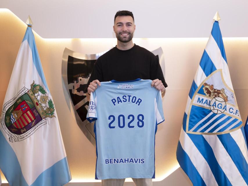 Álex Pastor posa con la camiseta del Málaga CF