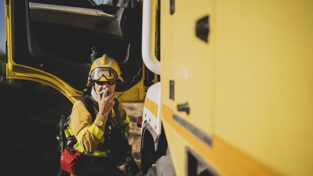 Irene, jefa de extinción de incendios, comunicándose con sus compañeros para pedir refuerzos aéreos.
